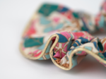 Large Piping Scrunchie cerise en fleur