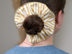 Large Piping Scrunchie rayé or blanc
