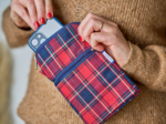 Quilted phone pocket tartan rouge