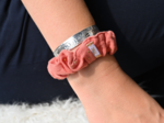 Small scrunchie gaze pois or rose blush