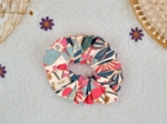 Small scrunchie cerise en fleur
