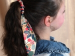 Short tail scrunchie cerise en fleur