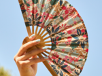Hand-held fan cerise en fleur