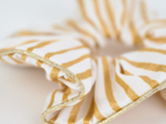 Large Piping Scrunchie rayé or blanc