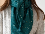 Pom pom scarf gaze pois or vert canard