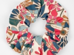 Scrunchie cerise en fleur
