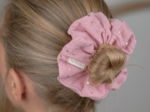 Scrunchie gaze pois or rose thé