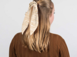 Short tail scrunchie rayé or blanc