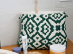 Cosmetic bag with flap jacquard vert