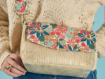 Flap of shoulder bag cerise en fleur