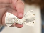 Small bow hair slide gaze pois or écru