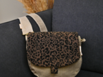 Flap of small shoulder bag mocha quilted leopard