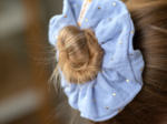 Scrunchie gaze pois or bleu baltique