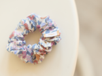 Small scrunchie comptine enchantée rose