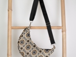 Half-moon bag attrape soleil