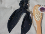 Short tail scrunchie gaze pois or noir