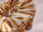 Large Piping Scrunchie rayé or blanc