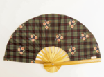 Hand-held fan tartan fleuri