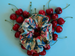 Scrunchie cerise en fleur