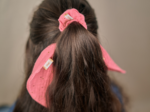 Short tail scrunchie gaze pois or rose sorbet