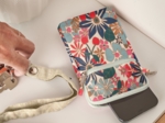 Quilted phone pocket cerise en fleur