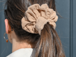 Scrunchie gaze pailletée camel