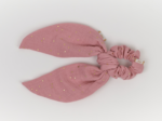 Short tail scrunchie gaze pois or rose thé