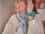 Pom pom scarf pastel fleuri