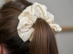 Scrunchie gaze pois or écru
