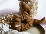 Bunny ear Scrunchie gaze pois or caramel