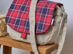 Flap of small shoulder bag tartan rouge
