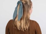 Short tail scrunchie gaze pois or bleu gris