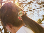 Small scrunchie cerise en fleur