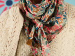 Pom pom scarf cerise en fleur