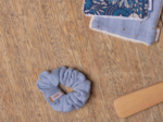 Small scrunchie gaze pois or bleu baltique