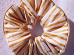 Large Piping Scrunchie rayé or blanc
