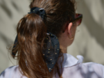Short tail scrunchie gaze pois or noir