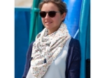 Pom pom scarf sea side